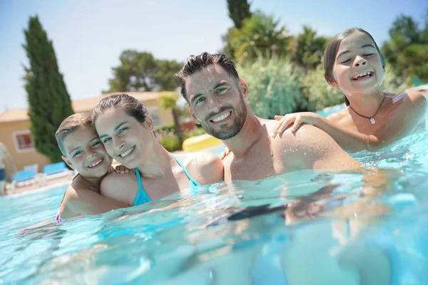 Portret Van Gelukkige Familie Bij Het Zwembad Zomer — Stockfoto