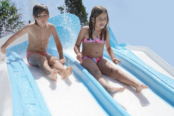 Crianças Deslizando Para Baixo Tobogã Parque Aquático — Fotografia de Stock