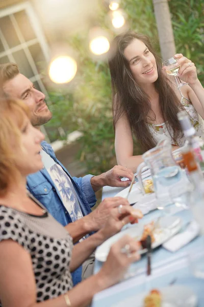 Amici Che Godono Cena Barbecue Estivo Giardino — Foto Stock