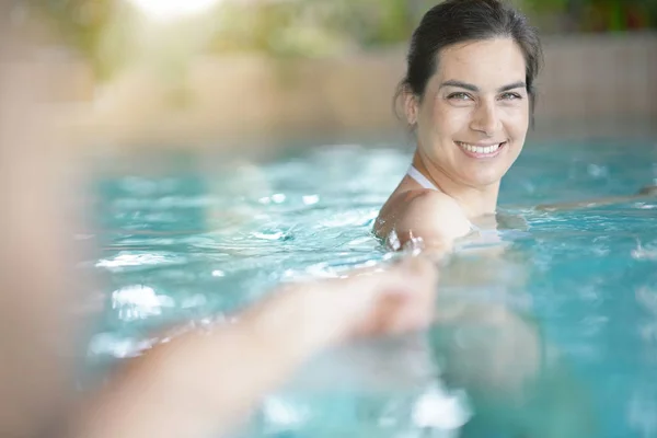 Glad Brunett Kvinna Spa Poolen — Stockfoto