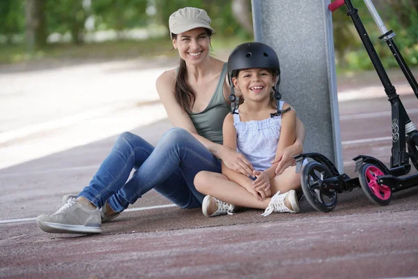 Jeune Fille Avec Maman Assise Sur Sol Après Avoir Chevauché — Photo