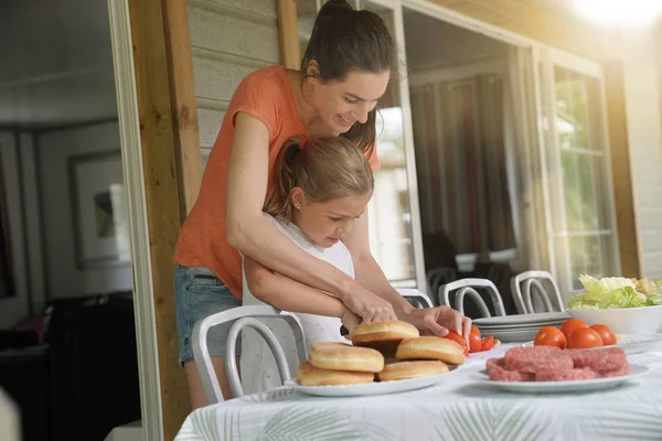 Ibu Dan Anak Mempersiapkan Hamburger Rumah — Stok Foto