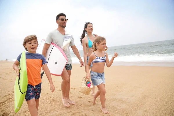Famiglia Persone Che Camminano Sulla Spiaggia Sabbiosa Vista Sull Oceano Foto Stock Royalty Free