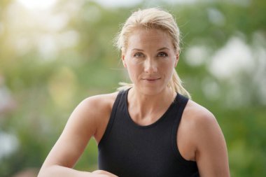 Havuz dışında Fitness egzersizleri yapıyor kadın