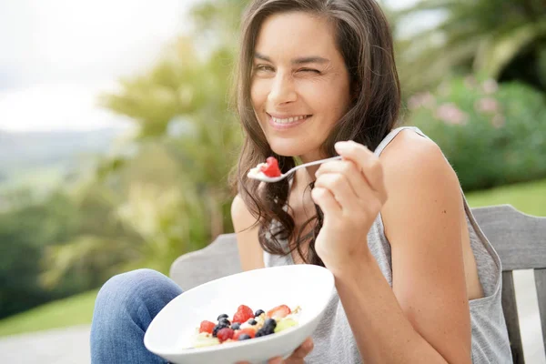 健康的な朝食を家庭で有するブルネットの女性 — ストック写真