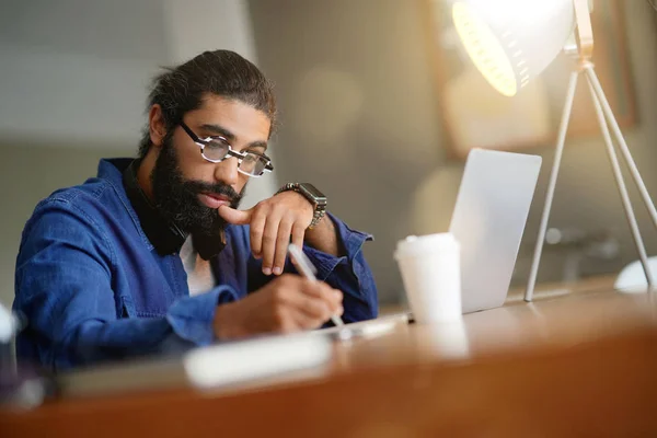 Hipster Typ Arbeitet Von Hause Aus Laptop — Stockfoto