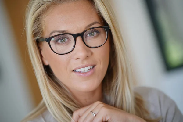 Femme Blonde Souriante Avec Des Lunettes — Photo