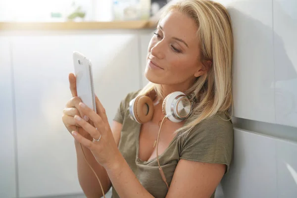 Blond Woman Connected Smartphone Using Headphones — Stock Photo, Image