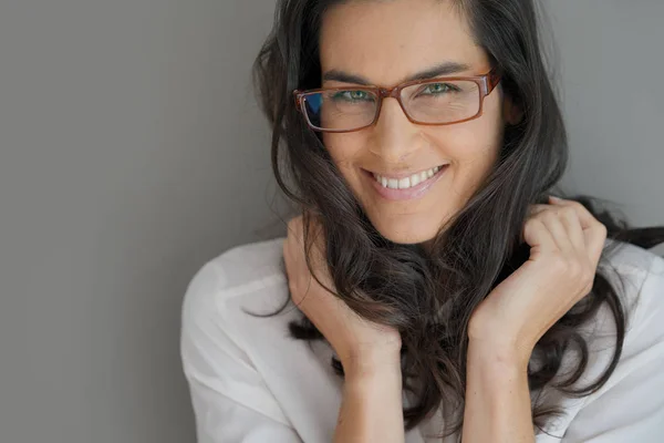 Portrait Jolie Femme Brune Avec Des Lunettes Isolée — Photo