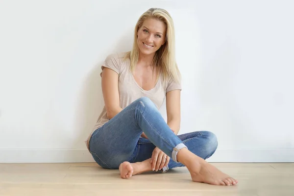 Beautiful Blond Woman Sitting Floor White Wall — Stock Photo, Image