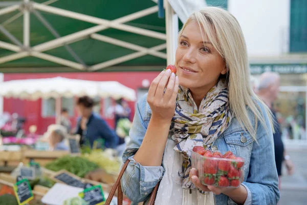 Vrouw Buiten Verse Markt Eten Aardbeien — Stockfoto