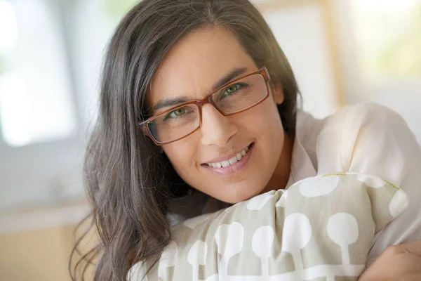 Retrato Mulher Morena Sorridente Com Óculos — Fotografia de Stock