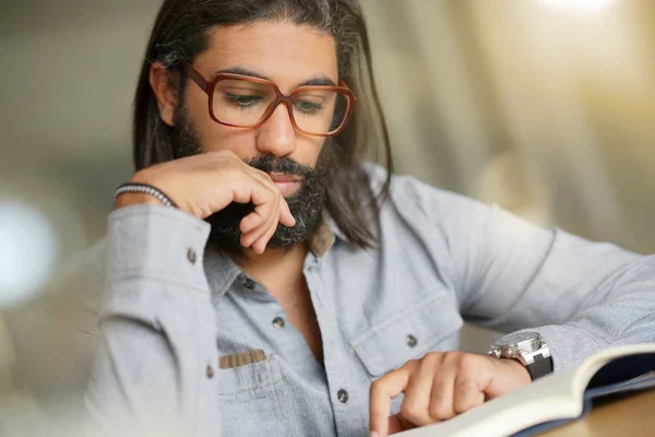 Homme Aux Cheveux Bruns Avec Des Lunettes Lecture Livre — Photo