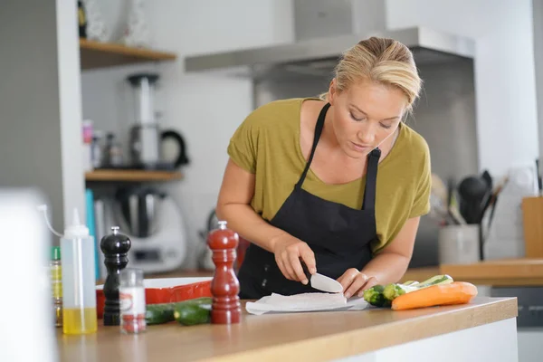 Jarige Vrouw Huis Keuken Koken — Stockfoto