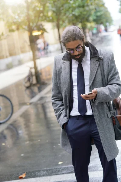 Affärsman Som Vandrar Gatan Med Smartphone — Stockfoto