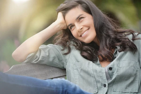 Retrato Mujer Morena Atractiva Escena Aire Libre —  Fotos de Stock