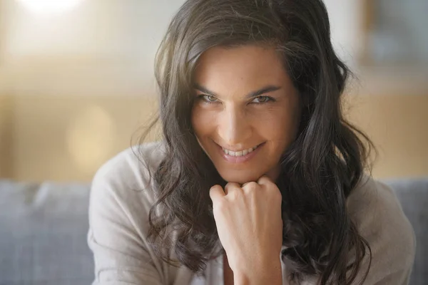 Retrato Mulher Morena Sorridente — Fotografia de Stock