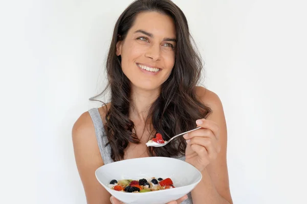 Portrait Belle Femme Brune Mangeant Petit Déjeuner Sain Isolée — Photo