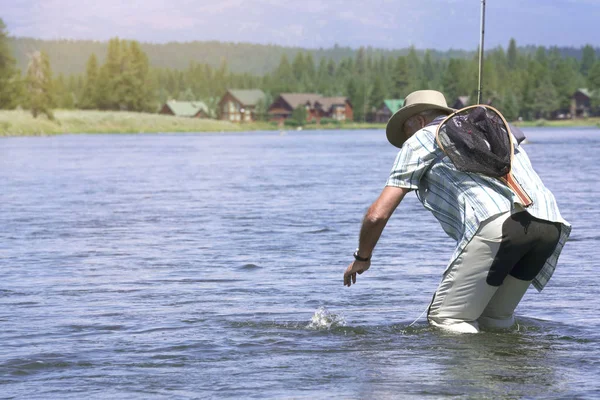 Fly Fisherman Fånga Fisk Floden — Stockfoto
