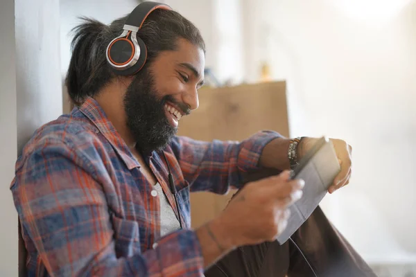 Hipster Typ Sitzt Auf Dem Boden Und Hört Musik Auf — Stockfoto