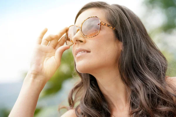 Porträt Einer Lächelnden Brünetten Frau Mit Sonnenbrille — Stockfoto