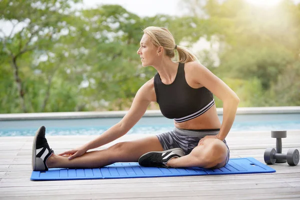 Mulher Fazendo Exercícios Fitness Fora Piscina Fotos De Bancos De Imagens