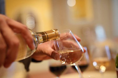 Bardak beyaz şarap şaraphane içinde hizmet veren adam