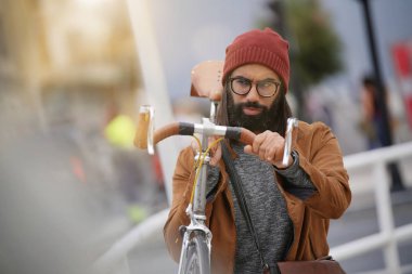 Hipster düzenleme Bisiklet taşıyan adam