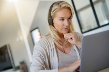 Ev-ofis, çalışma işkadını kulaklık kullanarak