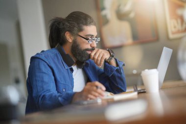 Çalışma from Home dizüstü bilgisayarda hipster adam