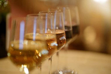 Şarap kadehleri tatmak için şaraphane de masaya ayarlanmış