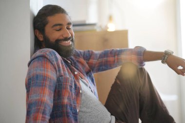 Evde rahatlatıcı hipster adam