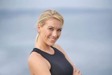 Atletik kadın dışında eğitim portresi