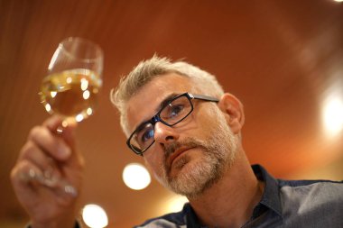 Mahzende beyaz şarap tatma winemaker