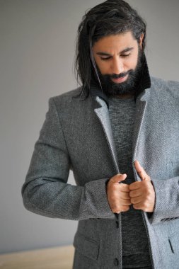 Hipster adam ile izole gri ceket