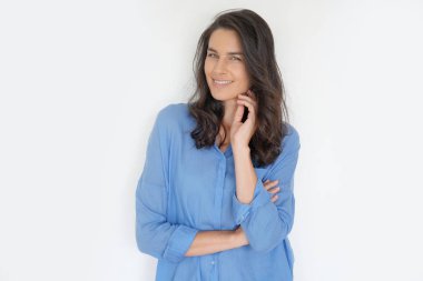 İzole, beyaz arka plan üzerinde duran esmer kadın