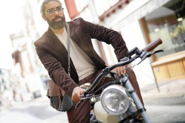 Hipster adam sürme elektrikli vintage Bisiklet                           