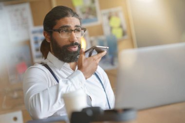 Trendy adam çalışma office, Evet      