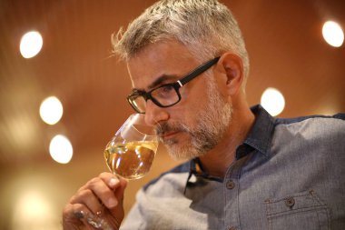 Mahzende beyaz şarap tatma winemaker