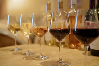 Şarap kadehleri tatmak için şaraphane de masaya ayarlanmış