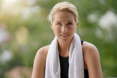 Havuz dışında Fitness egzersizleri yapıyor kadın