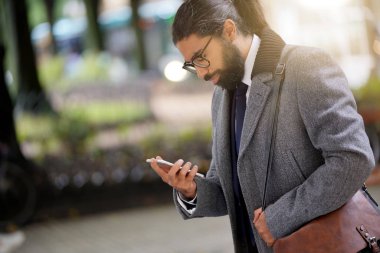 İşadamı wih smartphone sokakta bağlı