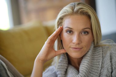 Yün kazak ile 40 yaşındaki kadın portresi