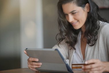 Esmer kadın internet tablet ile bağlı, satın alma