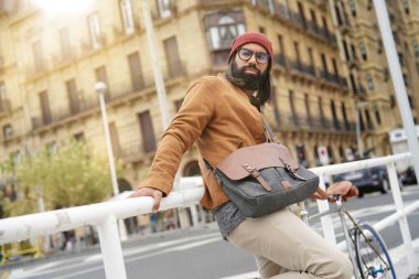 Hipster adam sokak bisiklet ile ayakta                      