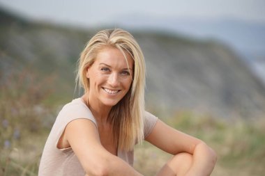 Güzel 40-year-old sarışın kadın portresi