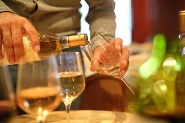 Bardak beyaz şarap şaraphane içinde hizmet veren adam