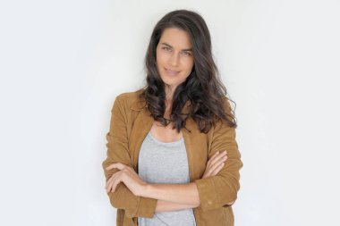 İzole, beyaz arka plan üzerinde duran esmer kadın