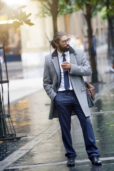 Geschäftsmann Fuß Auf Der Straße Mit Dem Smartphone — Stockfoto