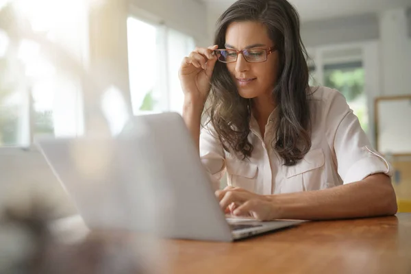 Hermosa Mujer Pelo Oscuro Con Gafas Trabajo Ordenador Portátil — Foto de Stock